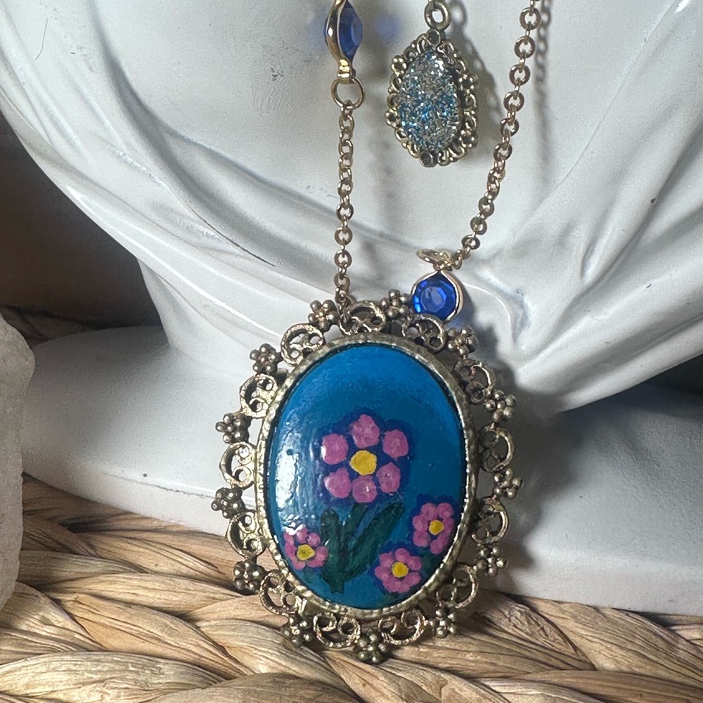 Vintage-Inspired Floral Pendant Necklace